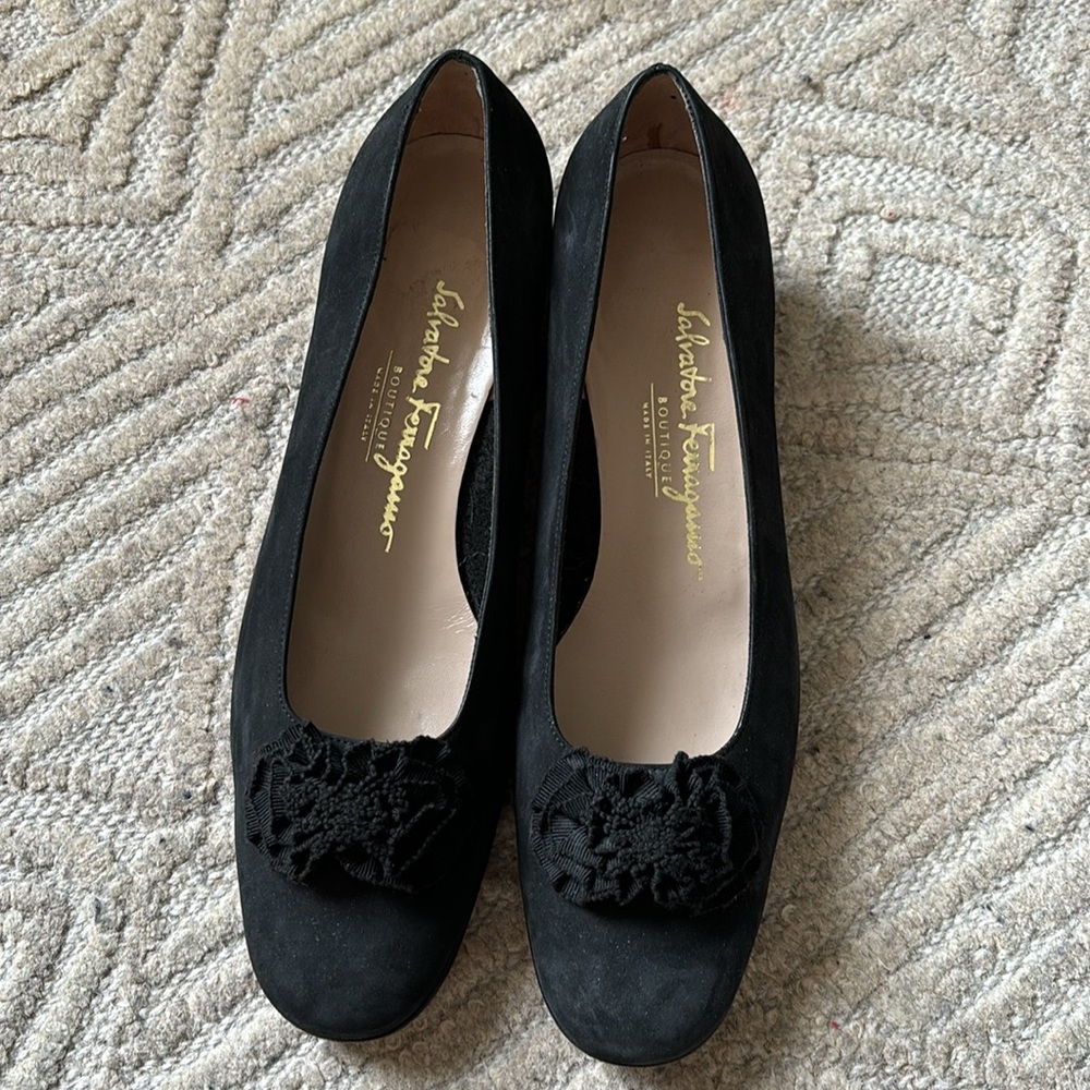 Ferragamo Suede Ruffle Pump - Picture 4 of 11